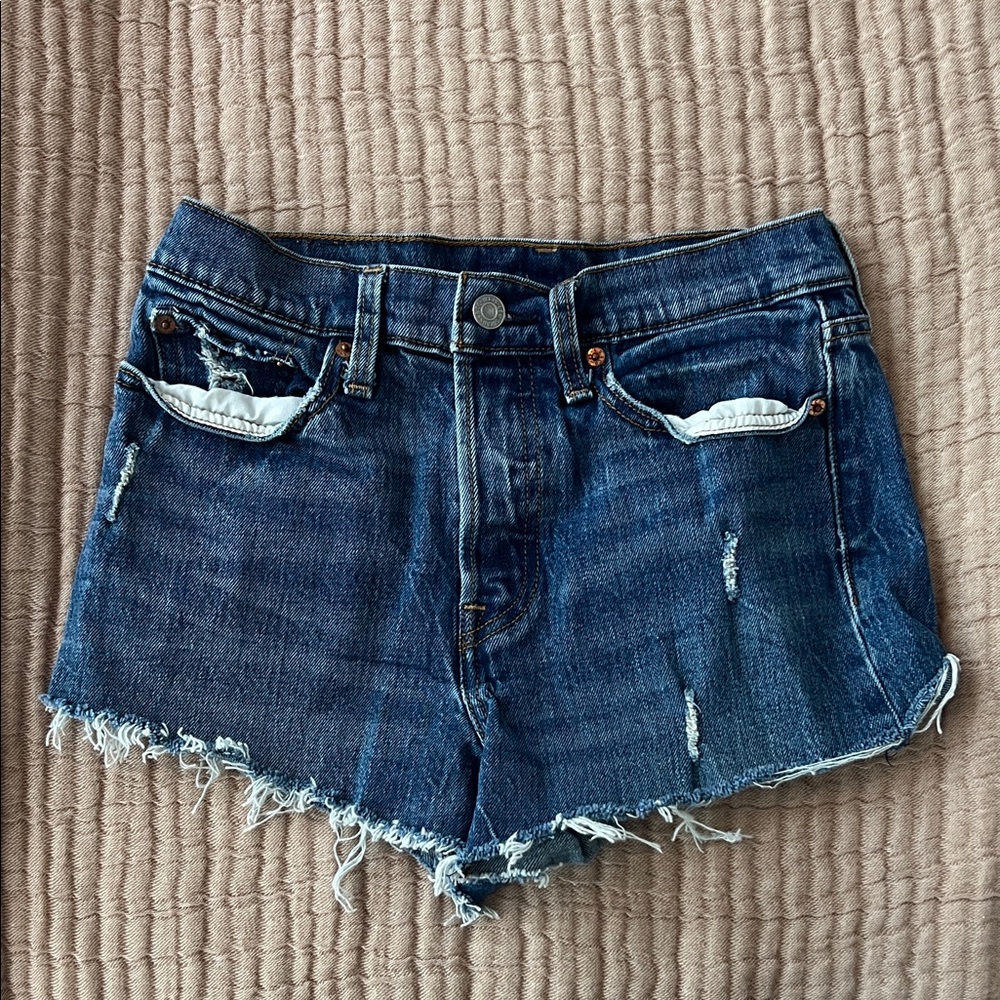 Levi’s distressed Women Shorts 27